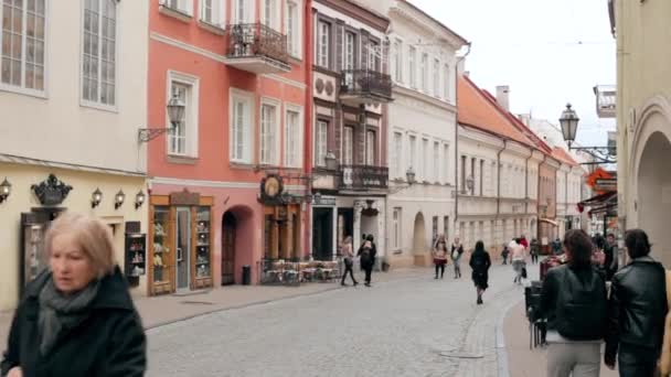 Vilnius, Lituania. Persone che camminano sulla affollata strada pavimentata pedonale Pilies In Primavera dell'Europa . — Video Stock