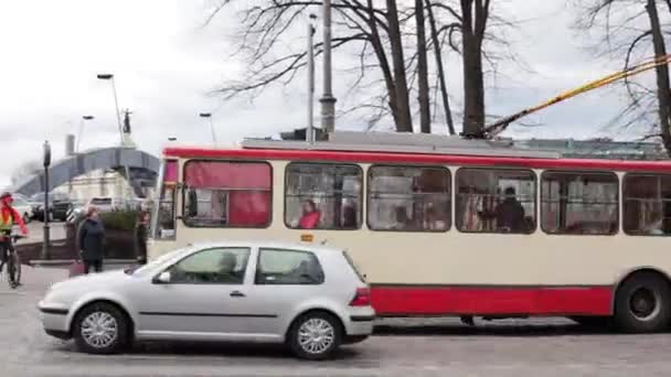 Wilno, Litwa. Miasto Trolleybus jazdy na trasie numer siedemnaście do Zirmunai District. — Wideo stockowe