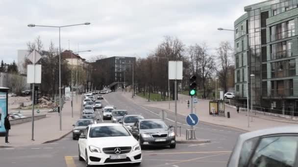 Vilna, Lituania. Tráfico en la calle Olympians en Primavera de Europa — Vídeos de Stock