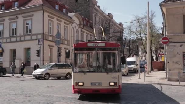 Vilnius, Lituânia. City Trolleybus equitação na rota número 2 Dois na ensolarada Primavera da Europa — Vídeo de Stock