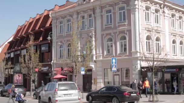 Vilnius, Lituania. Persone che camminano in Great Street nella Sunny Spring Day. Famosa strada nel centro storico. Patrimonio Mondiale UNESCO — Video Stock
