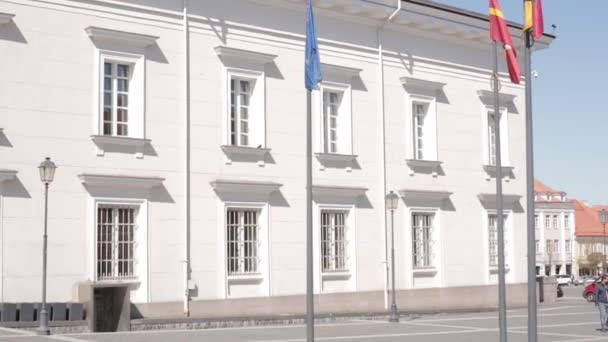 Vilnius, Lituanie. Les gens marchent dans Great Street au printemps ensoleillé. Célèbre rue dans la vieille ville. Site du patrimoine mondial de l'UNESCO — Video