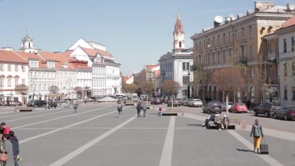 Vilnius, Litvanya. Güneşli bahar gününde kasaba meydanında yürüyen insanlar. Old Town 'daki ünlü cadde. UNESCO Dünya Mirası Alanı — Stok video