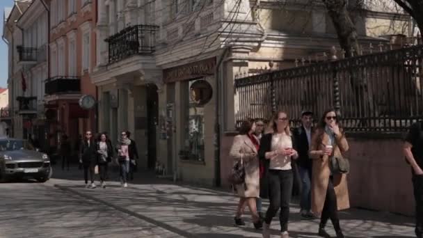 Vilnius, Litva. Lidé kráčející po Velké ulici za slunečného jara. Slavná ulice ve Starém Městě. Seznam světového kulturního dědictví UNESCO — Stock video