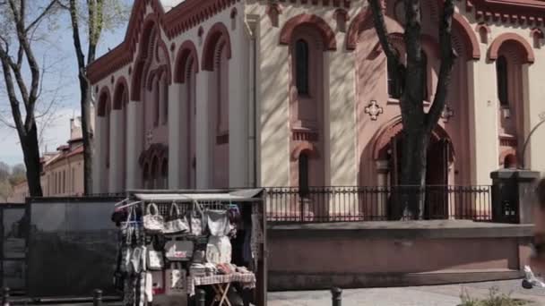 Vilnius, Lituânia. Mercado local Perto da Igreja de St. Paraskeva — Vídeo de Stock