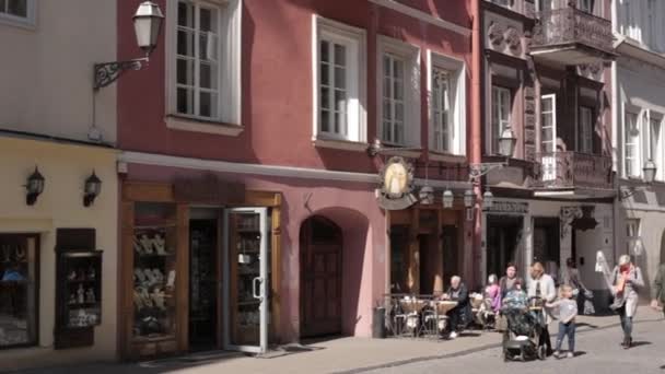 Vilnius, Litauen. Menschen, die im sonnigen Frühling in der Pilies Street spazieren gehen. Berühmte Straße in der Altstadt. UNESCO-Weltkulturerbe — Stockvideo