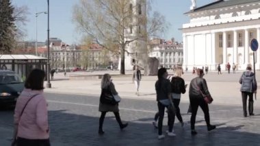 Vilnius, Litvanya. İnsanlar Katedral Meydanı 'nda St. Stanislaus Kilisesi ve St. Vladislav Kilisesi' nin yakınındaki Bahar Günü 'nde çan kulesi olan Katedral Bazilikası' nda yürüyorlar.
