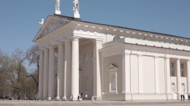 Vilnius, Litvanya. St. Stanislaus Katedral Bazilikası yakınlarındaki Katedral Meydanı ve bahar gününde çan kulesi olan St. Vladislav