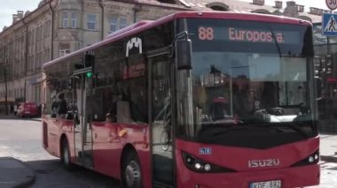 Vilnius, Litvanya. Şehir otobüsü güneşli bahar gününde 88 numaralı yolda gidiyor.