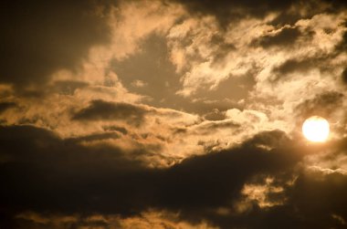 güneş kara bulutlar içinde battı 