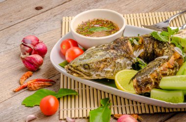 Tayland kızarmış balık baharatlı biber ile 