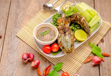 Tayland kızarmış balık baharatlı biber ile 