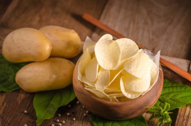  patates ve patates cipsi ahşap üzerinde