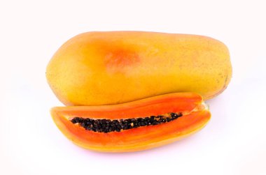 beyaz zemin üzerine yarım kesilmiş ve bütün papaya meyve