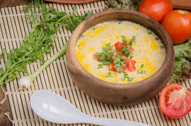 Ahşap masa üzerinde buhar yumurta