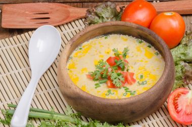 Ahşap masa üzerinde buhar yumurta