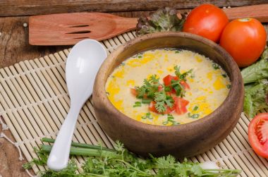 Ahşap masa üzerinde buhar yumurta