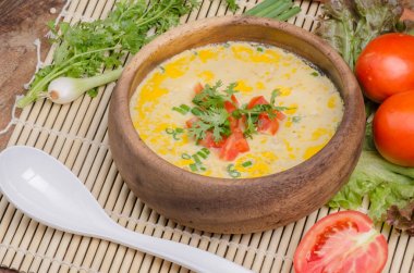 Ahşap masa üzerinde buhar yumurta