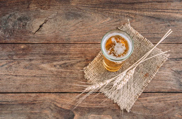 Cerveza sobre mesa de madera — Foto de Stock