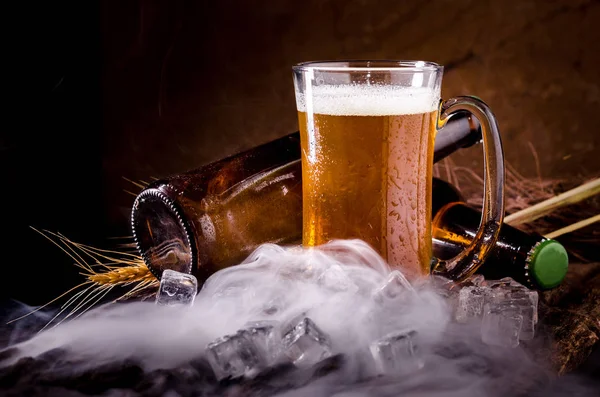 Натюрморт с пивом и пиво со льдом у стекла — стоковое фото