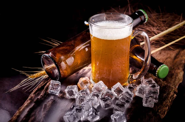 Csendélet, a sör és a csapolt sört pohárban jéggel — Stock Fotó
