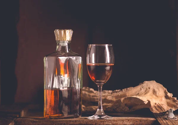 Старый виски со льдом в бокале вина — стоковое фото