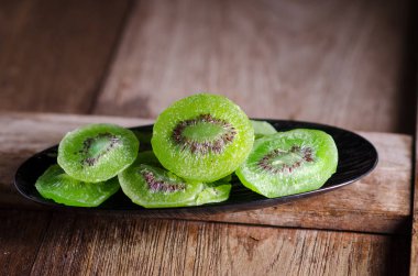 ahşap masa üzerinde kurutulmuş kivi