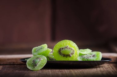 ahşap masa üzerinde kurutulmuş kivi