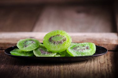 ahşap masa üzerinde kurutulmuş kivi