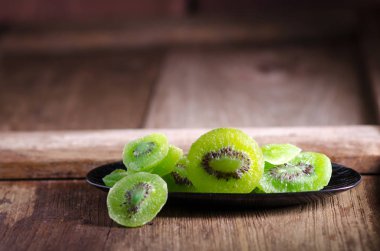 ahşap masa üzerinde kurutulmuş kivi