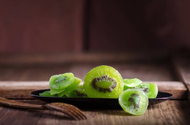 ahşap masa üzerinde kurutulmuş kivi