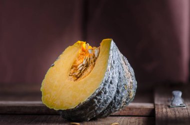 Ham Tay kabak ahşap masa üzerinde ikiye ayırmak