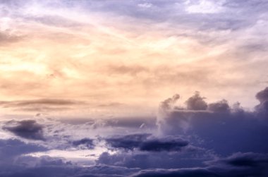  Bulut ve renkli gün batımı ile dramatik gökyüzü