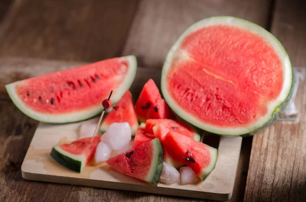 Ahşap masada bir dilim karpuz.