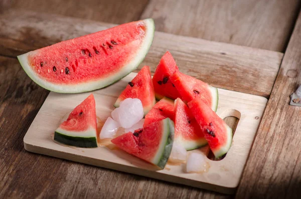 Ahşap masada bir dilim karpuz.