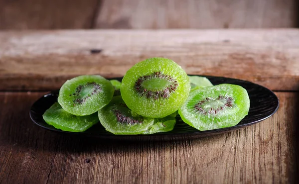 ahşap masa üzerinde kurutulmuş kivi