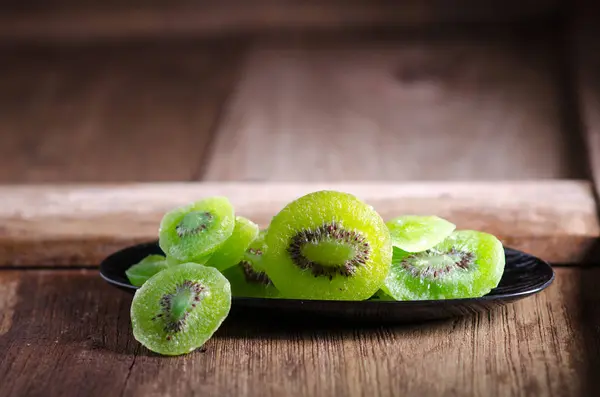 ahşap masa üzerinde kurutulmuş kivi