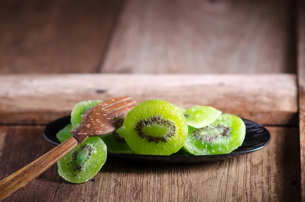 ahşap masa üzerinde kurutulmuş kivi