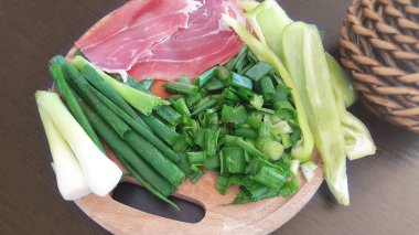 Natürmort sebze ve et ahşap tahta üzerinde.