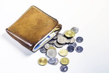 Para ve beyaz arka plan üzerinde sikke ile kahverengi cüzdan.