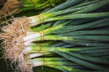 Taze soğan taze piyasada.