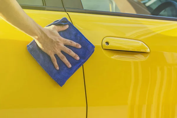 Adam Temizliğinde Mikrofiber Bez Kullanarak Araba Temizleme — Stok fotoğraf