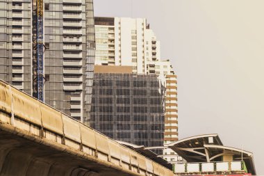 Bina ve gökyüzü Bangkok şehir şekilde raylı tren.
