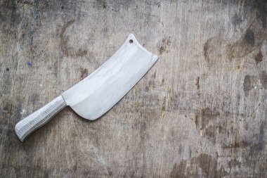 Mutfak bıçakları eski ahşap masa arka plan üzerinde.