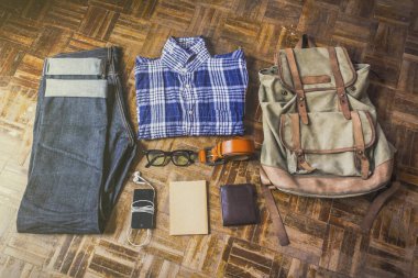 Erkek erkek giyim ve aksesuarları ile rahat kıyafetler üstten görünüm ahşap arka plan üzerinde.