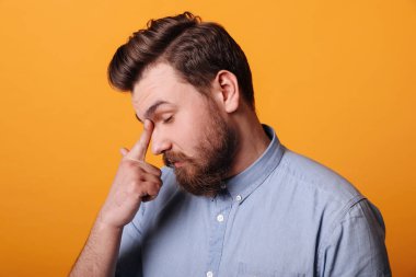 stüdyoda bir adam portresi