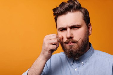 stüdyoda bir adam portresi