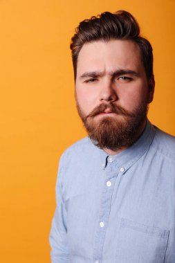  Kasvetli adam portre