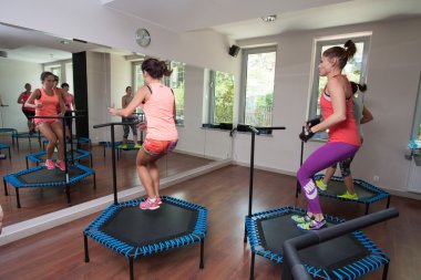 Küçük trampolines üzerinde atlama fitness kadınlar