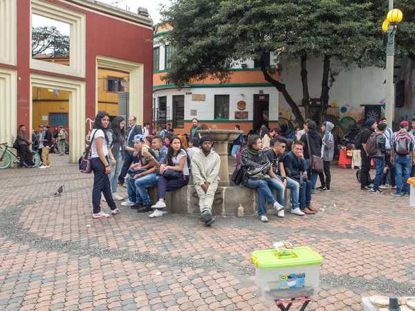Mladí lidé z Bogoty s na Staroměstském náměstí — Stock fotografie